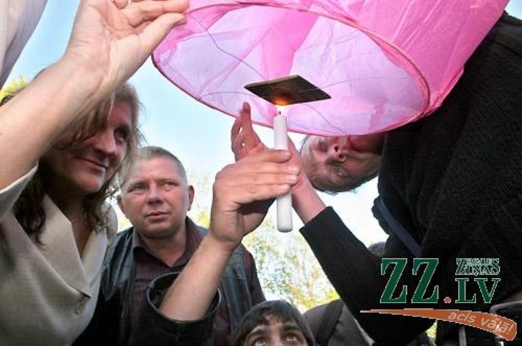 Ar koncertuzvedumu «Princeses uz zirņa» Jelgavas pilsētas kultūras namā sestdien savu desmit gadu jubileju atzīmēja deju studija «Benefice». Lai princešu stāsts būtu interesantāks, tajā piedalījās arī vidējās paaudzes dejotājas no Garozas,...