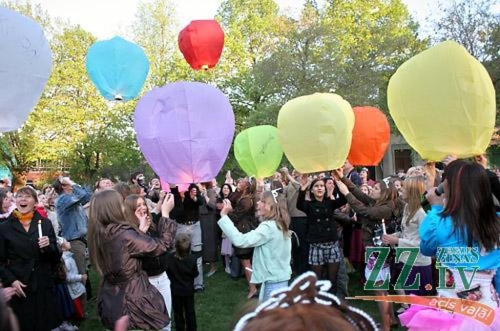 Ar koncertuzvedumu «Princeses uz zirņa» Jelgavas pilsētas kultūras namā sestdien savu desmit gadu jubileju atzīmēja deju studija «Benefice». Lai princešu stāsts būtu interesantāks, tajā piedalījās arī vidējās paaudzes dejotājas no Garozas,...