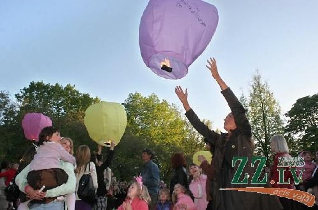 Ar koncertuzvedumu «Princeses uz zirņa» Jelgavas pilsētas kultūras namā sestdien savu desmit gadu jubileju atzīmēja deju studija «Benefice». Lai princešu stāsts būtu interesantāks, tajā piedalījās arī vidējās paaudzes dejotājas no Garozas,...