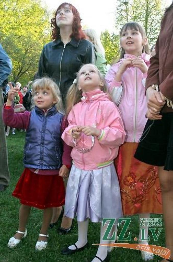 Ar koncertuzvedumu «Princeses uz zirņa» Jelgavas pilsētas kultūras namā sestdien savu desmit gadu jubileju atzīmēja deju studija «Benefice». Lai princešu stāsts būtu interesantāks, tajā piedalījās arī vidējās paaudzes dejotājas no Garozas,...