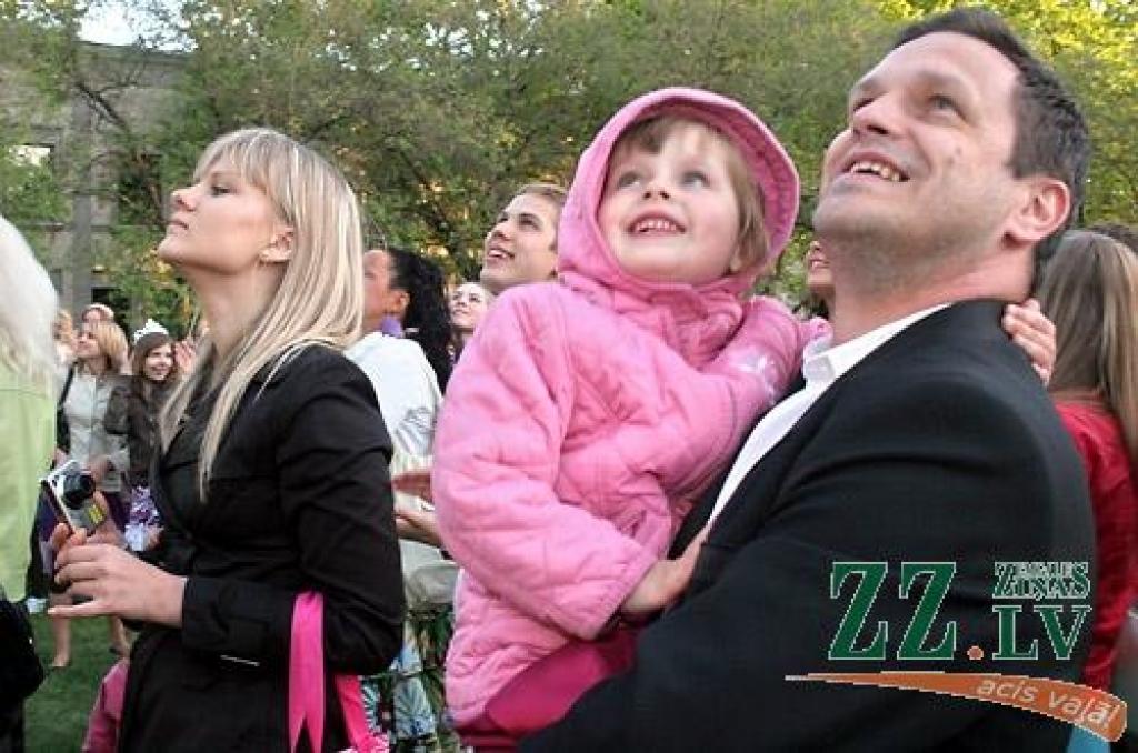 Ar koncertuzvedumu «Princeses uz zirņa» Jelgavas pilsētas kultūras namā sestdien savu desmit gadu jubileju atzīmēja deju studija «Benefice». Lai princešu stāsts būtu interesantāks, tajā piedalījās arī vidējās paaudzes dejotājas no Garozas,...