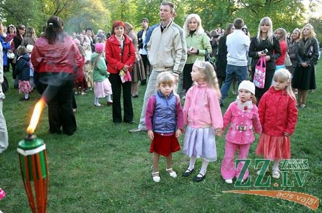 Ar koncertuzvedumu «Princeses uz zirņa» Jelgavas pilsētas kultūras namā sestdien savu desmit gadu jubileju atzīmēja deju studija «Benefice». Lai princešu stāsts būtu interesantāks, tajā piedalījās arī vidējās paaudzes dejotājas no Garozas,...