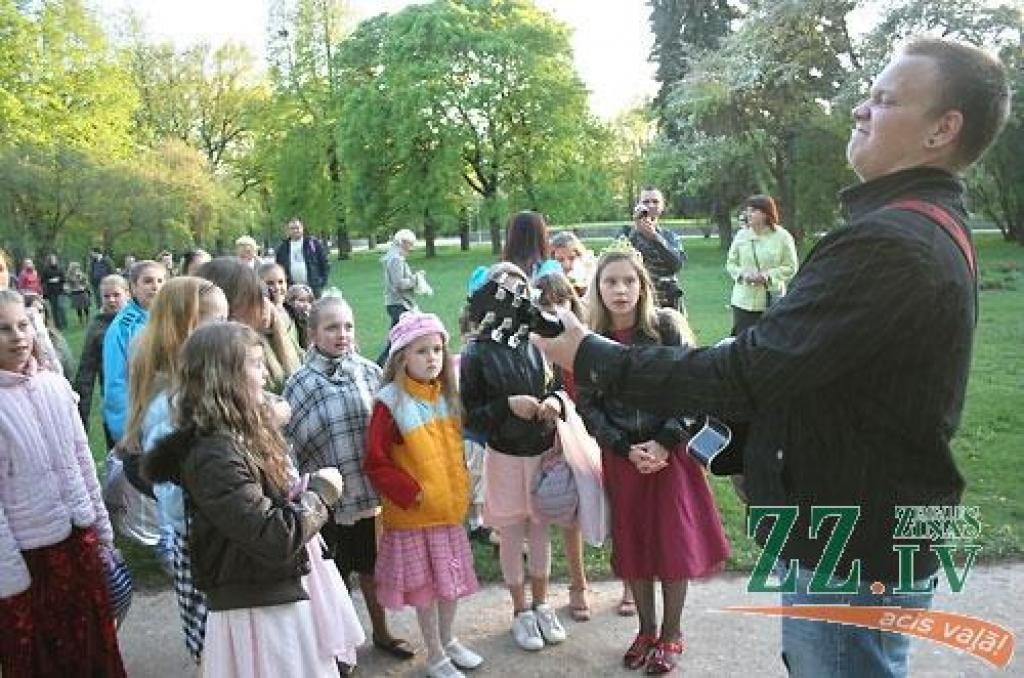 Ar koncertuzvedumu «Princeses uz zirņa» Jelgavas pilsētas kultūras namā sestdien savu desmit gadu jubileju atzīmēja deju studija «Benefice». Lai princešu stāsts būtu interesantāks, tajā piedalījās arī vidējās paaudzes dejotājas no Garozas,...