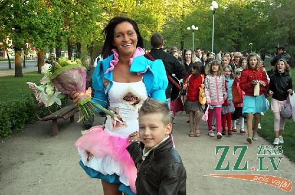Ar koncertuzvedumu «Princeses uz zirņa» Jelgavas pilsētas kultūras namā sestdien savu desmit gadu jubileju atzīmēja deju studija «Benefice». Lai princešu stāsts būtu interesantāks, tajā piedalījās arī vidējās paaudzes dejotājas no Garozas,...