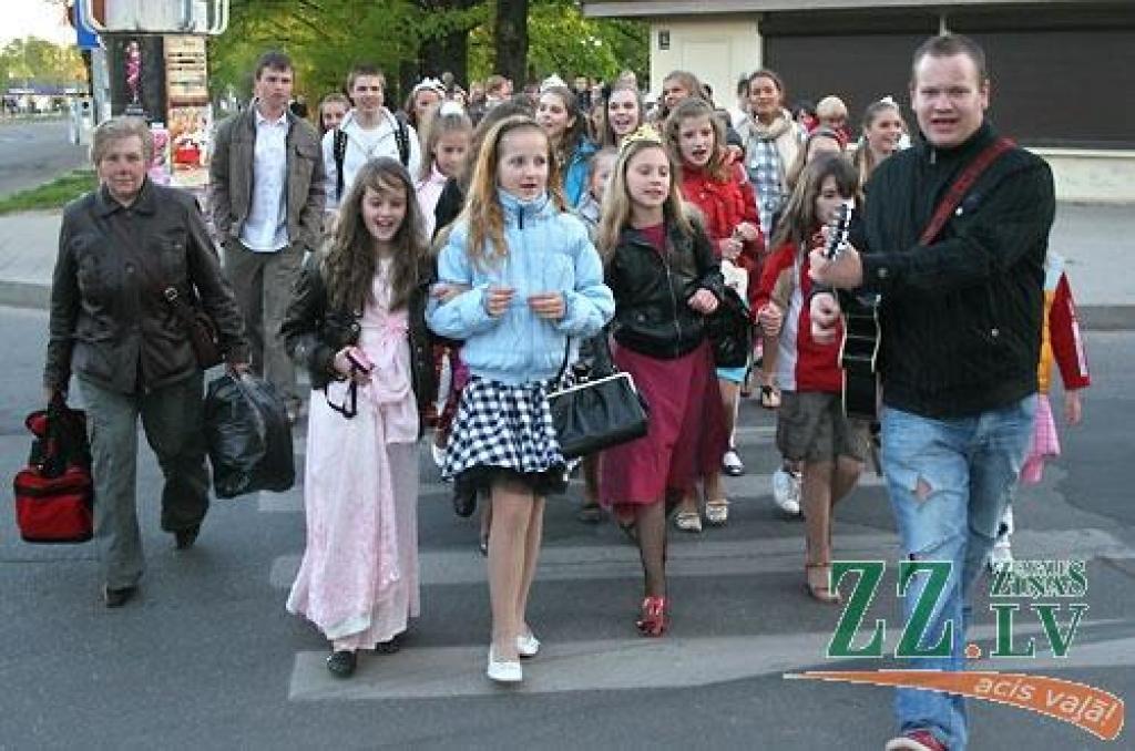 Ar koncertuzvedumu «Princeses uz zirņa» Jelgavas pilsētas kultūras namā sestdien savu desmit gadu jubileju atzīmēja deju studija «Benefice». Lai princešu stāsts būtu interesantāks, tajā piedalījās arī vidējās paaudzes dejotājas no Garozas,...