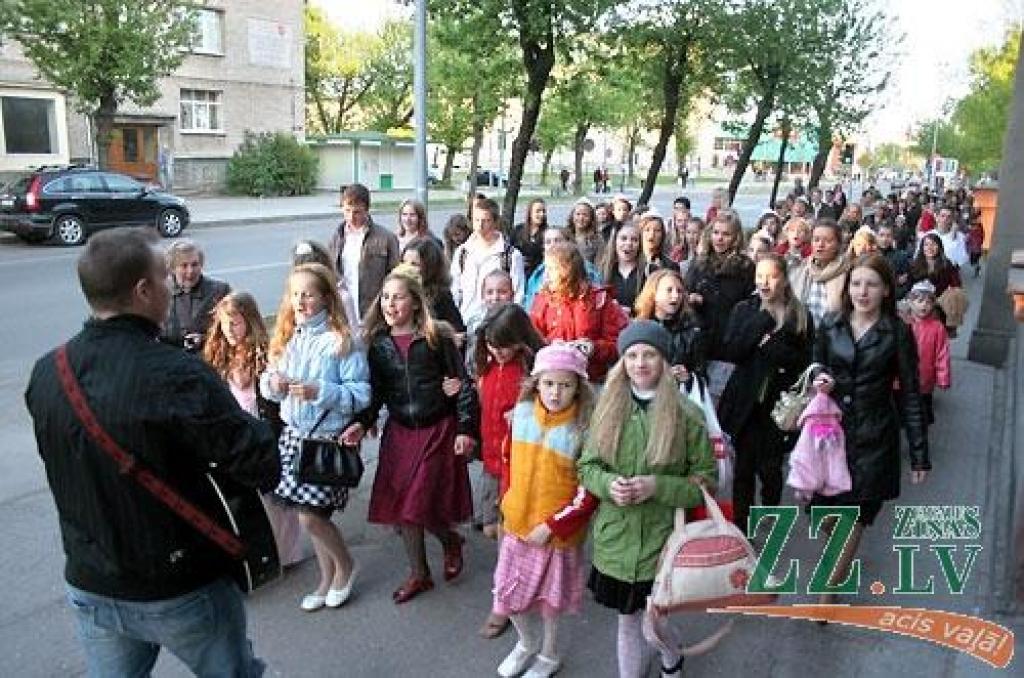 Ar koncertuzvedumu «Princeses uz zirņa» Jelgavas pilsētas kultūras namā sestdien savu desmit gadu jubileju atzīmēja deju studija «Benefice». Lai princešu stāsts būtu interesantāks, tajā piedalījās arī vidējās paaudzes dejotājas no Garozas,...