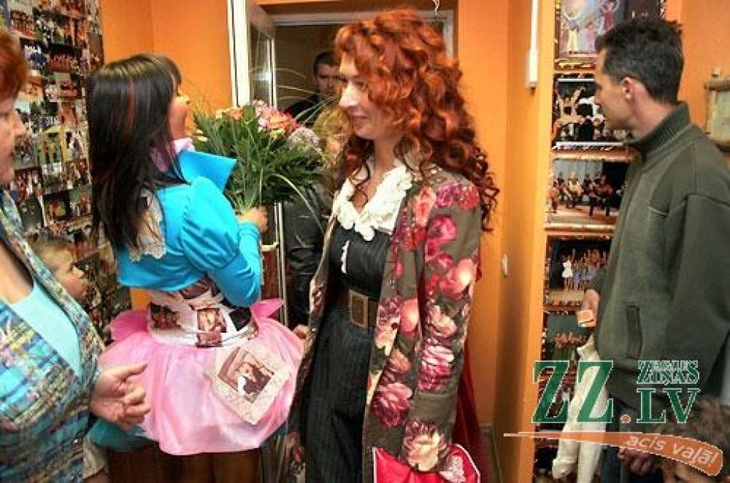 Ar koncertuzvedumu «Princeses uz zirņa» Jelgavas pilsētas kultūras namā sestdien savu desmit gadu jubileju atzīmēja deju studija «Benefice». Lai princešu stāsts būtu interesantāks, tajā piedalījās arī vidējās paaudzes dejotājas no Garozas,...