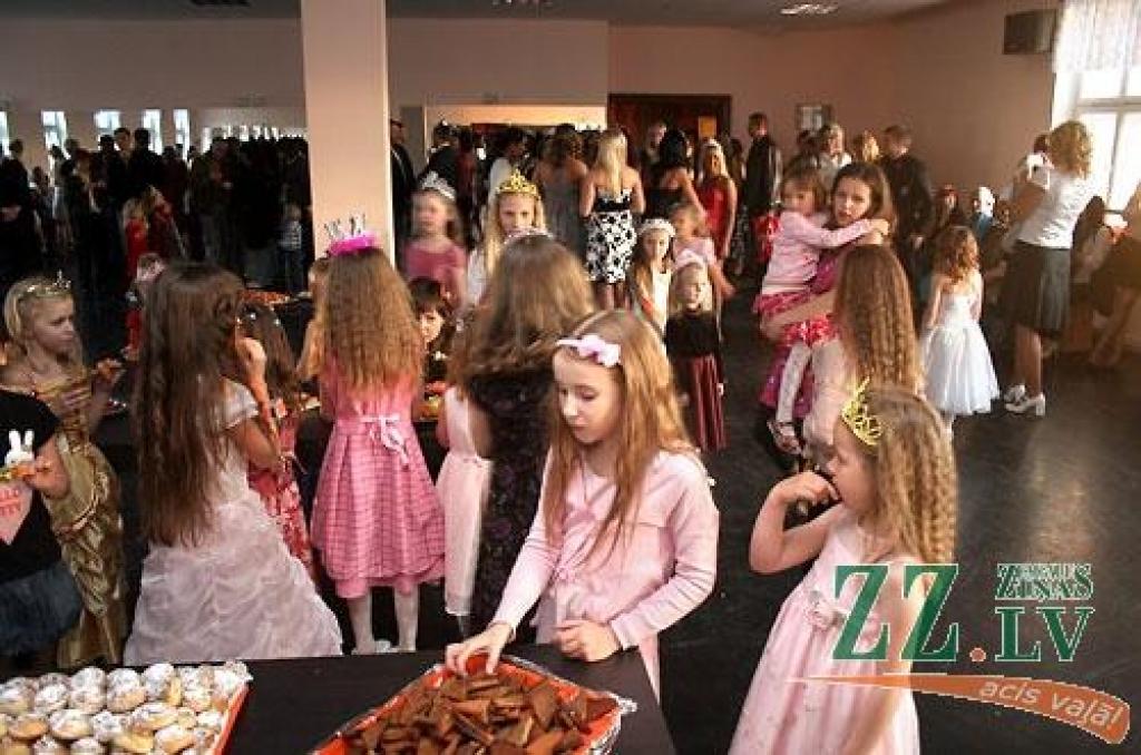 Ar koncertuzvedumu «Princeses uz zirņa» Jelgavas pilsētas kultūras namā sestdien savu desmit gadu jubileju atzīmēja deju studija «Benefice». Lai princešu stāsts būtu interesantāks, tajā piedalījās arī vidējās paaudzes dejotājas no Garozas,...