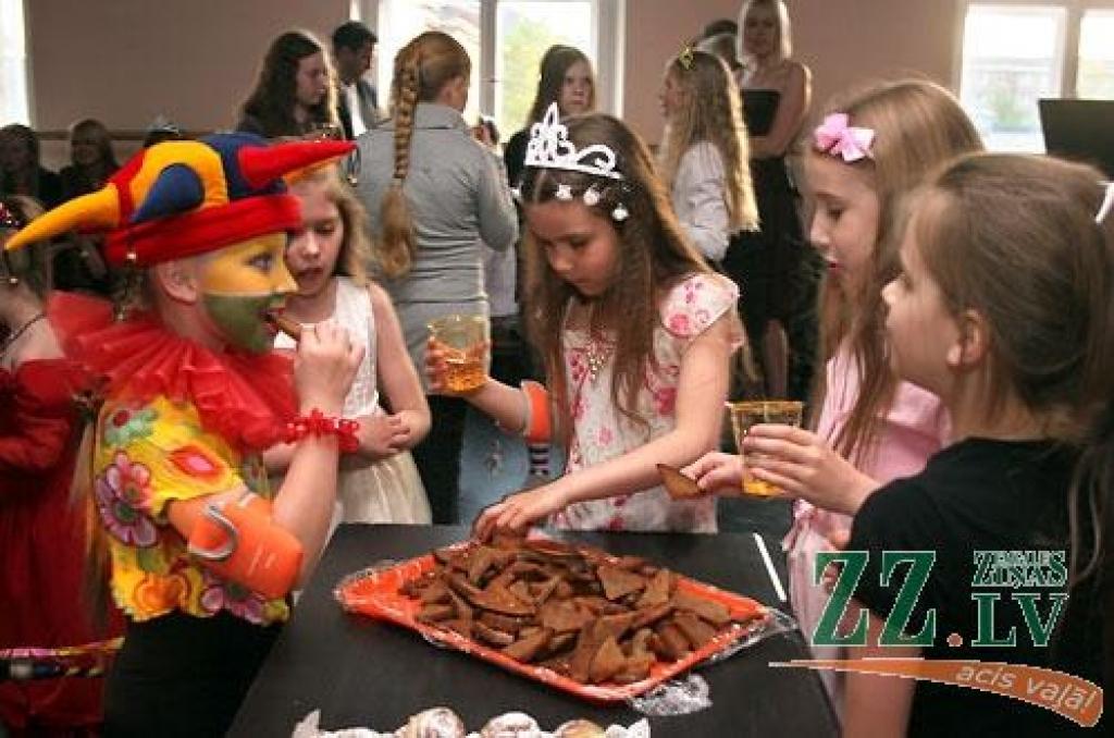 Ar koncertuzvedumu «Princeses uz zirņa» Jelgavas pilsētas kultūras namā sestdien savu desmit gadu jubileju atzīmēja deju studija «Benefice». Lai princešu stāsts būtu interesantāks, tajā piedalījās arī vidējās paaudzes dejotājas no Garozas,...