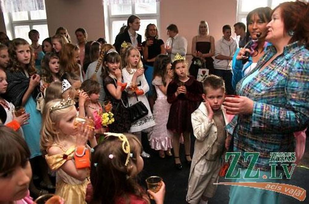 Ar koncertuzvedumu «Princeses uz zirņa» Jelgavas pilsētas kultūras namā sestdien savu desmit gadu jubileju atzīmēja deju studija «Benefice». Lai princešu stāsts būtu interesantāks, tajā piedalījās arī vidējās paaudzes dejotājas no Garozas,...