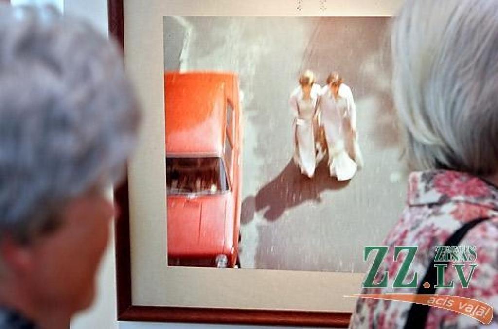 Jelgavas kultūras namā atklāta Haralda Smilgas fotogrāfiju izstāde. Kā sacīja aģentūras «Kultūra» kultūras darba speciāliste Santa Sīle, maijs ir Jelgavas pilsētas svētku mēnesis, kad gribam parādīt pilsētas autorus, ar kuriem lepojamies....