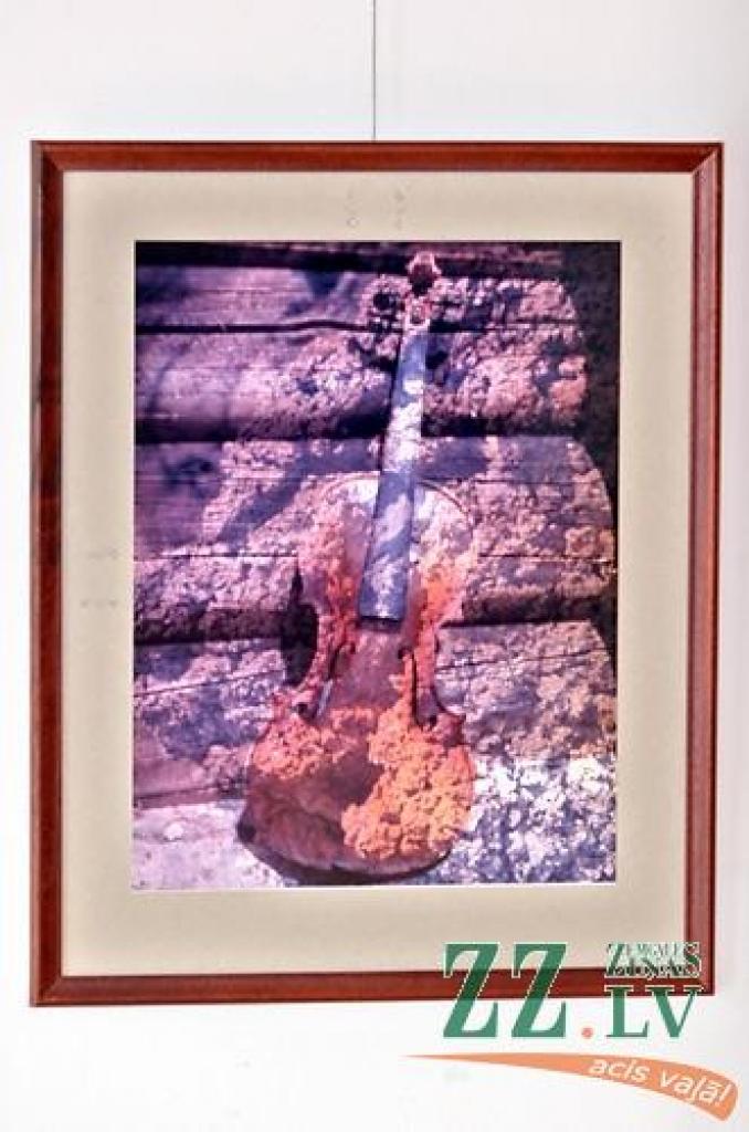 Jelgavas kultūras namā atklāta Haralda Smilgas fotogrāfiju izstāde. Kā sacīja aģentūras «Kultūra» kultūras darba speciāliste Santa Sīle, maijs ir Jelgavas pilsētas svētku mēnesis, kad gribam parādīt pilsētas autorus, ar kuriem lepojamies....