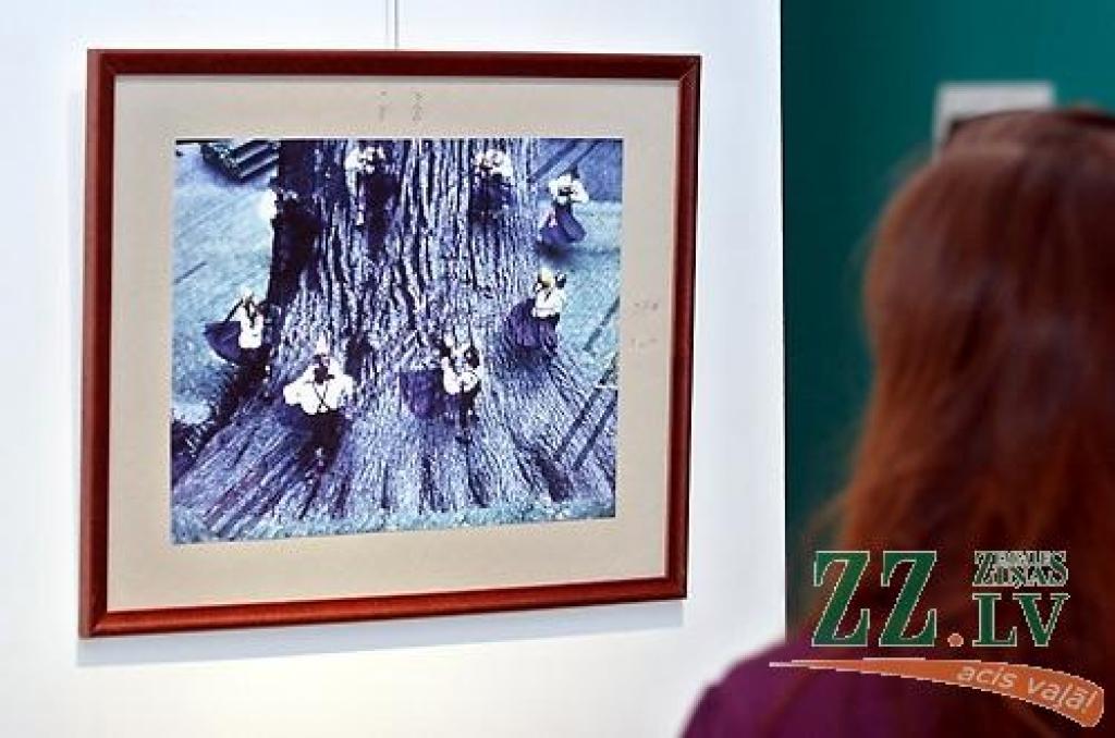 Jelgavas kultūras namā atklāta Haralda Smilgas fotogrāfiju izstāde. Kā sacīja aģentūras «Kultūra» kultūras darba speciāliste Santa Sīle, maijs ir Jelgavas pilsētas svētku mēnesis, kad gribam parādīt pilsētas autorus, ar kuriem lepojamies....