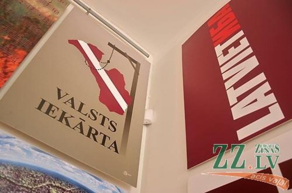 Galerijā «Suņa taka» līdz 21.maijam apskatāma plakātu mākslinieku apvienības «Suņa sirds» darbu izstāde. Māra Branča recenziju par izstādi lasiet trešdienas, 6.maija, «Zemgales Ziņās».

