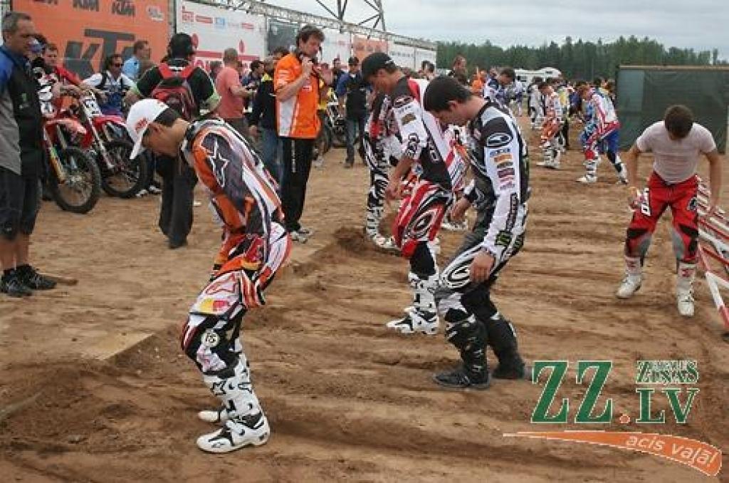 Fotomirkļi no nedēļas nogalē Ķeguma trasē «Zelta Zirga» aizvadītajām pasaules prestižākajām motokrosa sacīkstēm.