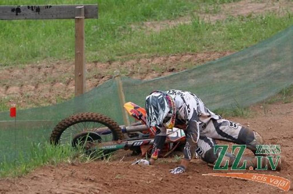Fotomirkļi no nedēļas nogalē Ķeguma trasē «Zelta Zirga» aizvadītajām pasaules prestižākajām motokrosa sacīkstēm.