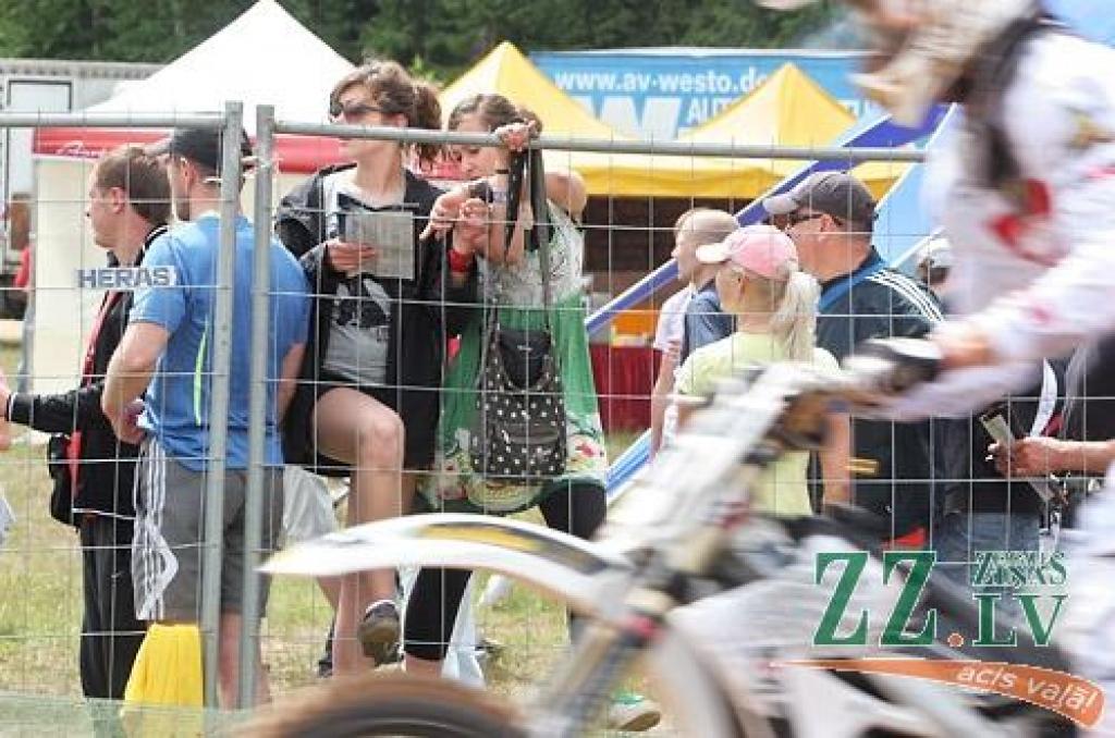 Fotomirkļi no nedēļas nogalē Ķeguma trasē «Zelta Zirga» aizvadītajām pasaules prestižākajām motokrosa sacīkstēm.