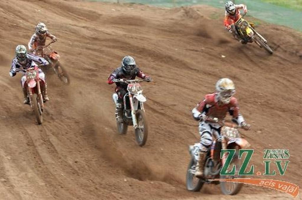 Fotomirkļi no nedēļas nogalē Ķeguma trasē «Zelta Zirga» aizvadītajām pasaules prestižākajām motokrosa sacīkstēm.