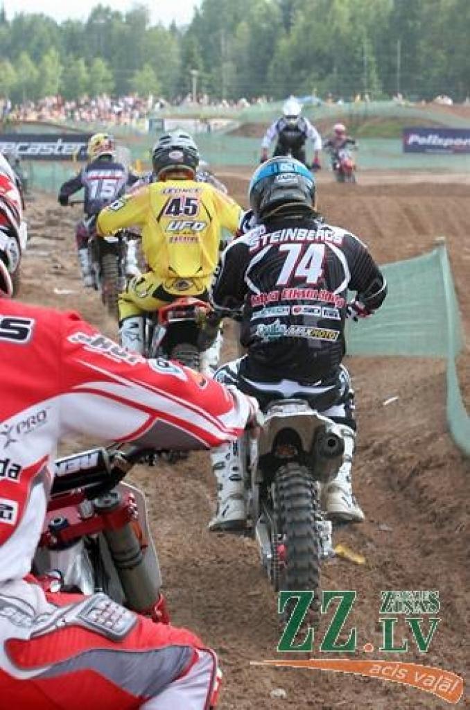 Fotomirkļi no nedēļas nogalē Ķeguma trasē «Zelta Zirga» aizvadītajām pasaules prestižākajām motokrosa sacīkstēm.