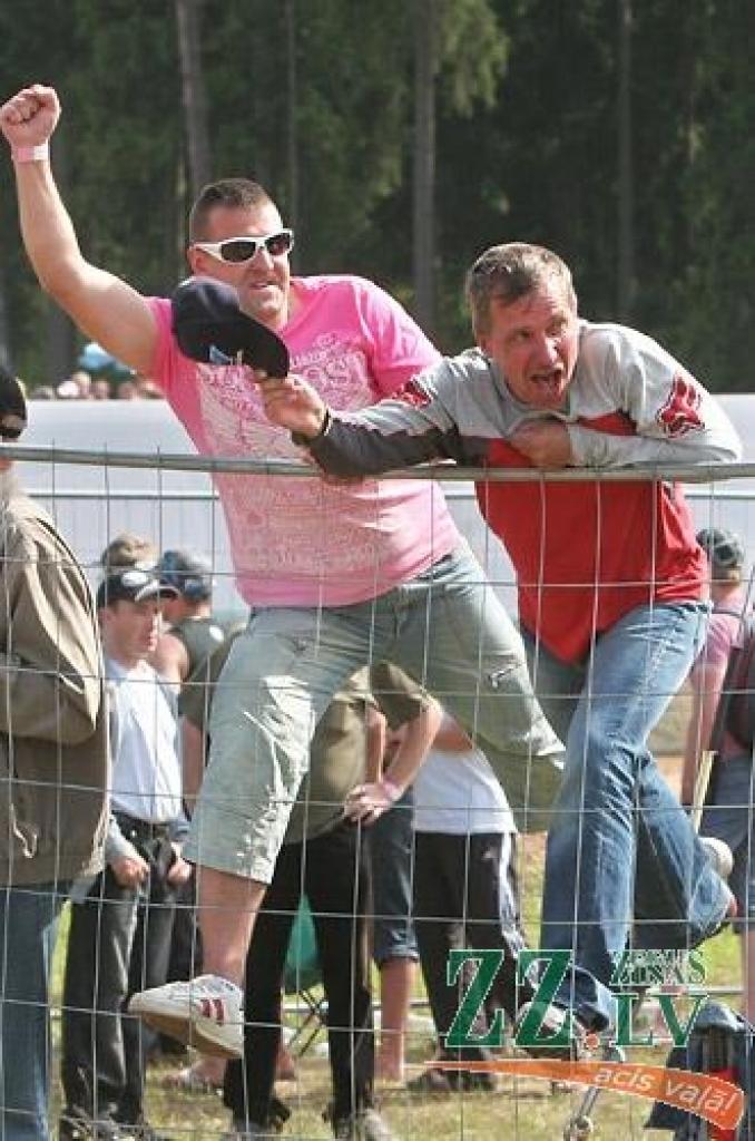 Fotomirkļi no nedēļas nogalē Ķeguma trasē «Zelta Zirga» aizvadītajām pasaules prestižākajām motokrosa sacīkstēm.