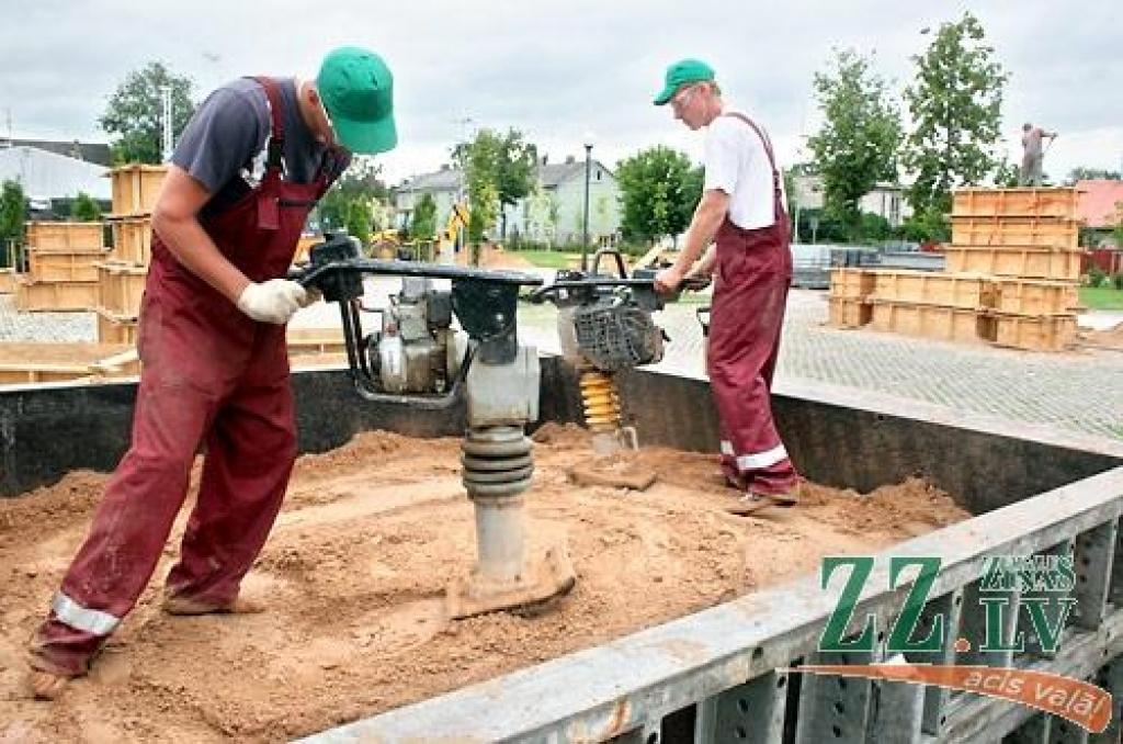 Uzvaras parkā SIA «Ceļu būvniecības sabiedrība «Igate»» darbinieki turpina sagatavošanas darbus gaidāmajam 3.Starptautisko smilšu skulptūru festivālam «Summer Signs» (Vasaras zīmes). Mākslinieki pārstāvēs deviņas valstis - Latviju,...