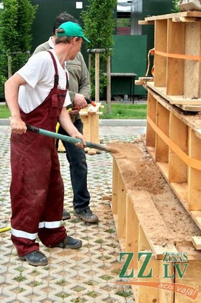 Uzvaras parkā SIA «Ceļu būvniecības sabiedrība «Igate»» darbinieki turpina sagatavošanas darbus gaidāmajam 3.Starptautisko smilšu skulptūru festivālam «Summer Signs» (Vasaras zīmes). Mākslinieki pārstāvēs deviņas valstis - Latviju,...