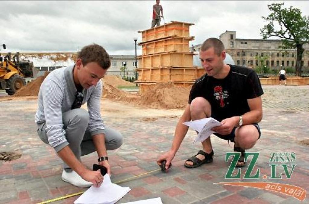 Uzvaras parkā SIA «Ceļu būvniecības sabiedrība «Igate»» darbinieki turpina sagatavošanas darbus gaidāmajam 3.Starptautisko smilšu skulptūru festivālam «Summer Signs» (Vasaras zīmes). Mākslinieki pārstāvēs deviņas valstis - Latviju,...