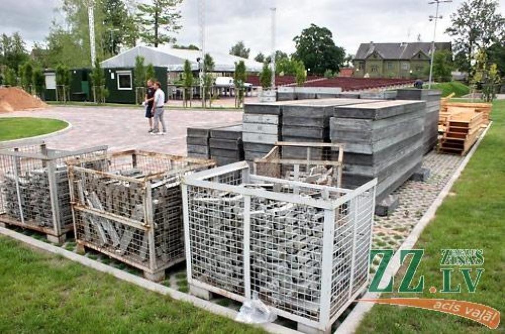 Uzvaras parkā SIA «Ceļu būvniecības sabiedrība «Igate»» darbinieki turpina sagatavošanas darbus gaidāmajam 3.Starptautisko smilšu skulptūru festivālam «Summer Signs» (Vasaras zīmes). Mākslinieki pārstāvēs deviņas valstis - Latviju,...