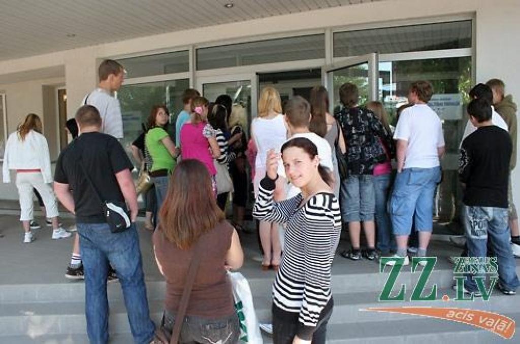 Ceturtdien jau pirms pulksten astoņiem rītā pie Jelgavas pilsētas Izglītības pārvaldes durvīm drūzmējās liels pūlis jauniešu, kuri vēlējās pieteikties darbam vasarā. Mūsu pilsētā deklarēto skolēnu pieteikšanās uz pašvaldības piedāvātajām...