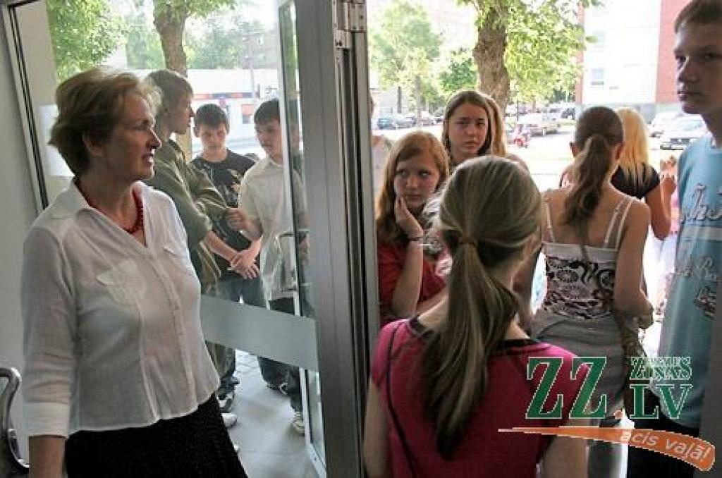 Ceturtdien jau pirms pulksten astoņiem rītā pie Jelgavas pilsētas Izglītības pārvaldes durvīm drūzmējās liels pūlis jauniešu, kuri vēlējās pieteikties darbam vasarā. Mūsu pilsētā deklarēto skolēnu pieteikšanās uz pašvaldības piedāvātajām...
