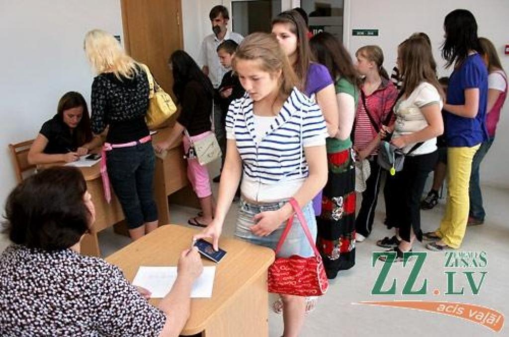 Ceturtdien jau pirms pulksten astoņiem rītā pie Jelgavas pilsētas Izglītības pārvaldes durvīm drūzmējās liels pūlis jauniešu, kuri vēlējās pieteikties darbam vasarā. Mūsu pilsētā deklarēto skolēnu pieteikšanās uz pašvaldības piedāvātajām...