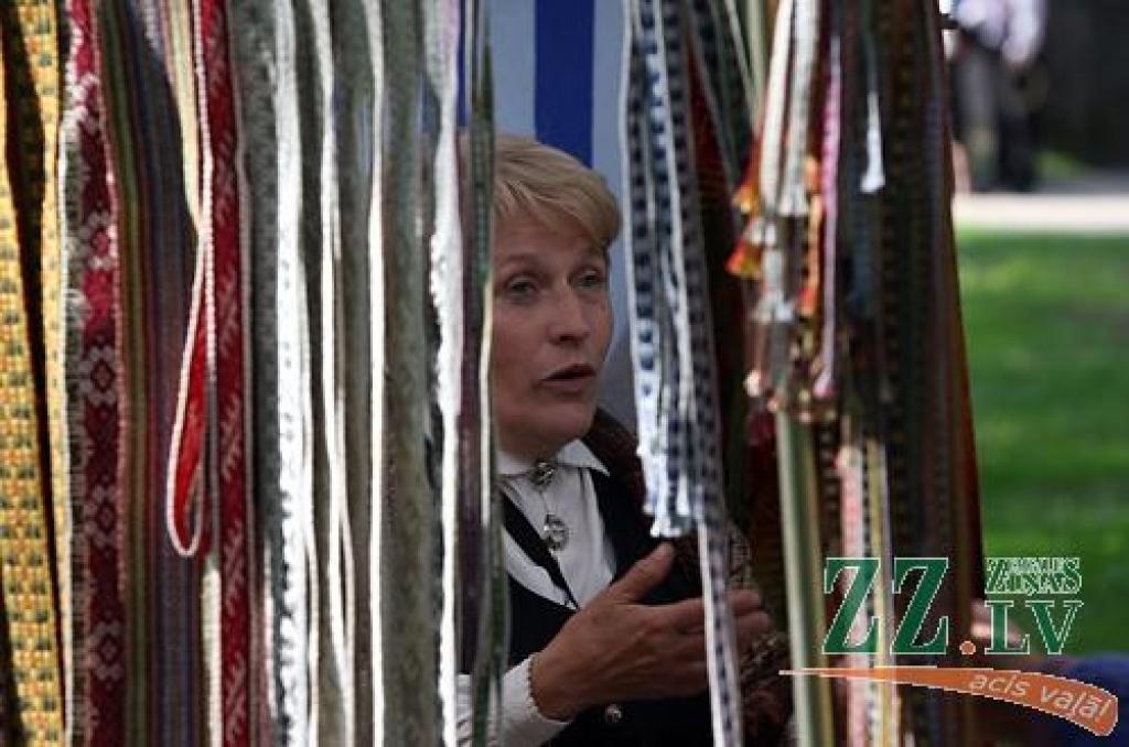 Sestdien Elejas muižas parkā notika tautas mūzikas svētki «Pirmsjāņu lustes». Pasākums sākās ar tautas lietišķās mākslas, amatnieku darinājumu un Zāļu tirgu, savukārt turpinājumā sanākušie varēja noskatīties tautas mūzikas ansambļu un...