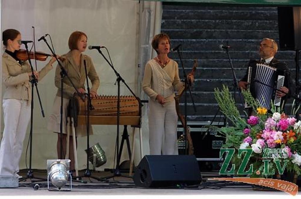 Sestdien Elejas muižas parkā notika tautas mūzikas svētki «Pirmsjāņu lustes». Pasākums sākās ar tautas lietišķās mākslas, amatnieku darinājumu un Zāļu tirgu, savukārt turpinājumā sanākušie varēja noskatīties tautas mūzikas ansambļu un...