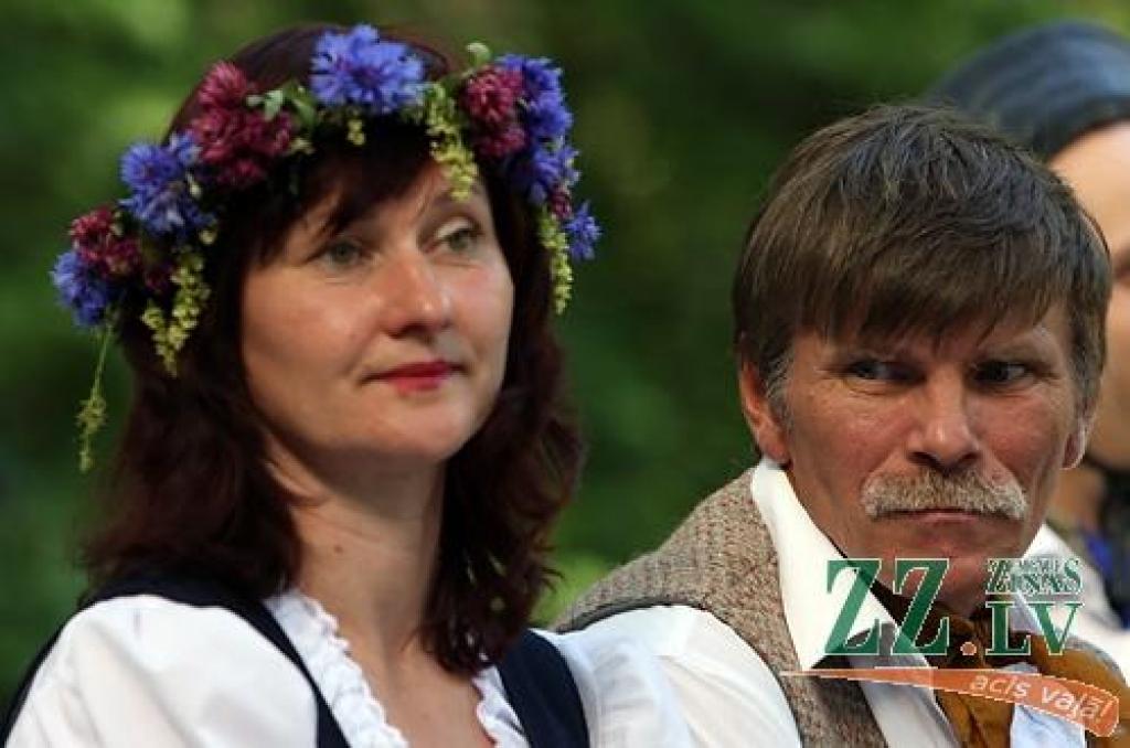 Sestdien Elejas muižas parkā notika tautas mūzikas svētki «Pirmsjāņu lustes». Pasākums sākās ar tautas lietišķās mākslas, amatnieku darinājumu un Zāļu tirgu, savukārt turpinājumā sanākušie varēja noskatīties tautas mūzikas ansambļu un...