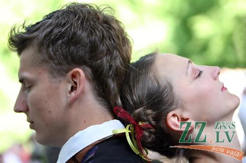 Sestdien Elejas muižas parkā notika tautas mūzikas svētki «Pirmsjāņu lustes». Pasākums sākās ar tautas lietišķās mākslas, amatnieku darinājumu un Zāļu tirgu, savukārt turpinājumā sanākušie varēja noskatīties tautas mūzikas ansambļu un...