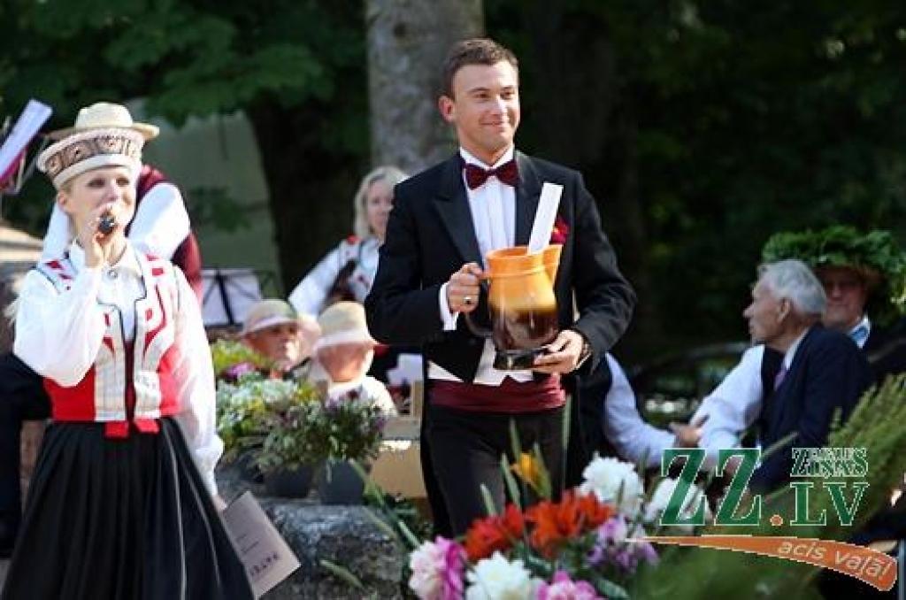 Sestdien Elejas muižas parkā notika tautas mūzikas svētki «Pirmsjāņu lustes». Pasākums sākās ar tautas lietišķās mākslas, amatnieku darinājumu un Zāļu tirgu, savukārt turpinājumā sanākušie varēja noskatīties tautas mūzikas ansambļu un...