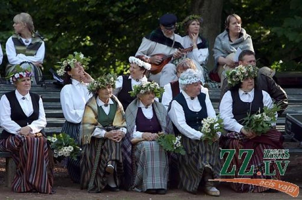 Sestdien Elejas muižas parkā notika tautas mūzikas svētki «Pirmsjāņu lustes». Pasākums sākās ar tautas lietišķās mākslas, amatnieku darinājumu un Zāļu tirgu, savukārt turpinājumā sanākušie varēja noskatīties tautas mūzikas ansambļu un...