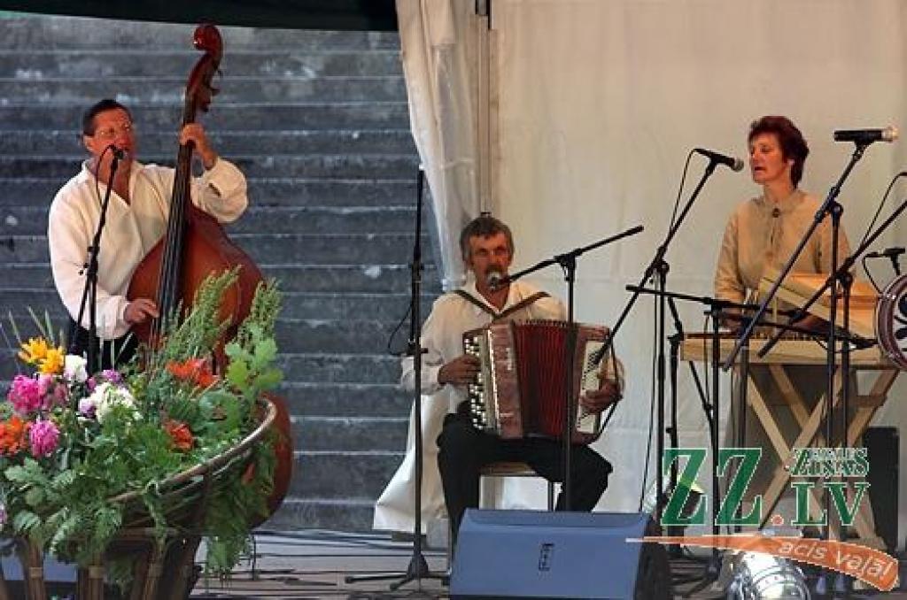 Sestdien Elejas muižas parkā notika tautas mūzikas svētki «Pirmsjāņu lustes». Pasākums sākās ar tautas lietišķās mākslas, amatnieku darinājumu un Zāļu tirgu, savukārt turpinājumā sanākušie varēja noskatīties tautas mūzikas ansambļu un...