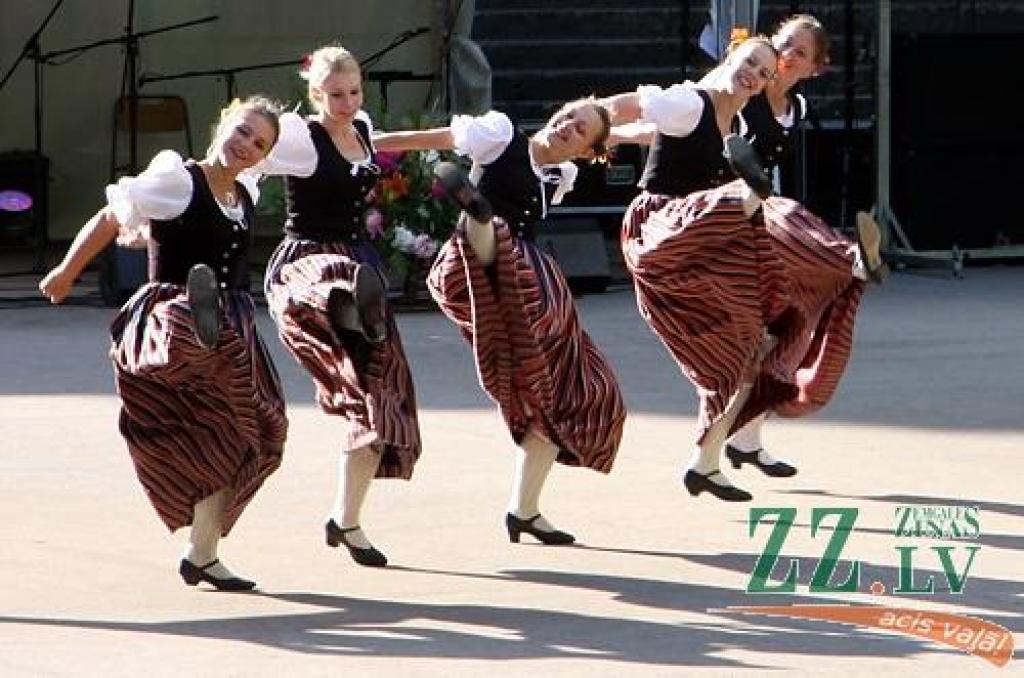 Sestdien Elejas muižas parkā notika tautas mūzikas svētki «Pirmsjāņu lustes». Pasākums sākās ar tautas lietišķās mākslas, amatnieku darinājumu un Zāļu tirgu, savukārt turpinājumā sanākušie varēja noskatīties tautas mūzikas ansambļu un...