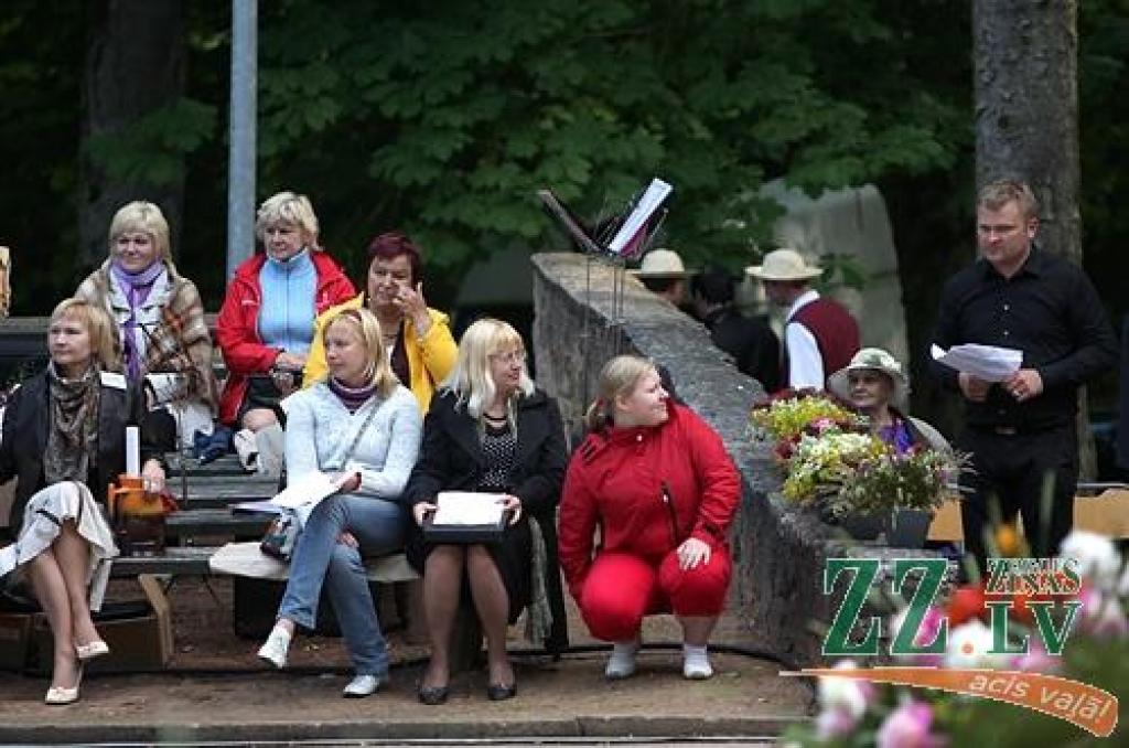 Sestdien Elejas muižas parkā notika tautas mūzikas svētki «Pirmsjāņu lustes». Pasākums sākās ar tautas lietišķās mākslas, amatnieku darinājumu un Zāļu tirgu, savukārt turpinājumā sanākušie varēja noskatīties tautas mūzikas ansambļu un...