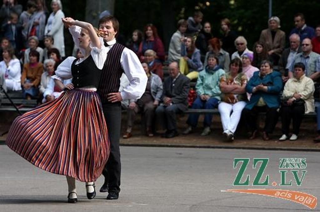 Sestdien Elejas muižas parkā notika tautas mūzikas svētki «Pirmsjāņu lustes». Pasākums sākās ar tautas lietišķās mākslas, amatnieku darinājumu un Zāļu tirgu, savukārt turpinājumā sanākušie varēja noskatīties tautas mūzikas ansambļu un...