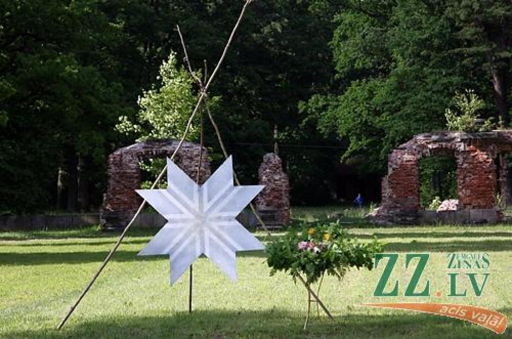 Sestdien Elejas muižas parkā notika tautas mūzikas svētki «Pirmsjāņu lustes». Pasākums sākās ar tautas lietišķās mākslas, amatnieku darinājumu un Zāļu tirgu, savukārt turpinājumā sanākušie varēja noskatīties tautas mūzikas ansambļu un...