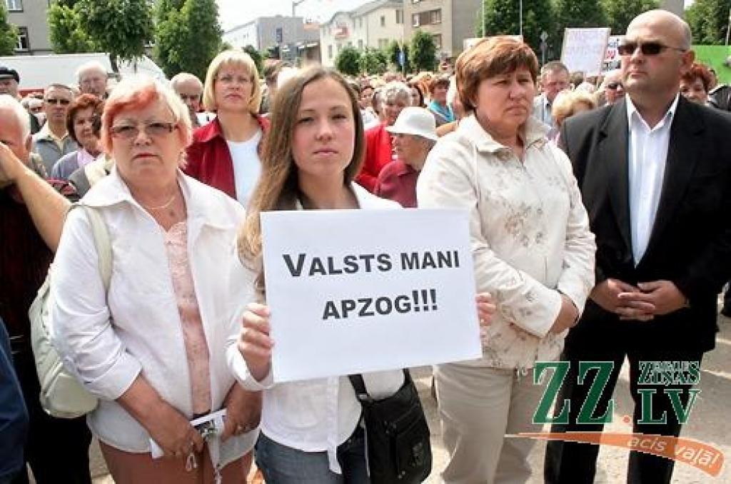 «Pārtraukt genocīdu pret skolotājiem!», «Rokas nost no algām!», «Realitātes šovs - izdzīvo par 128 Ls / mēn.», «Valsts mani apzog» - ar šādiem un līdzīga satura plakātiem ceturtdien pusdienlaikā Hercoga Jēkaba laukumā pulcējās vairāki...