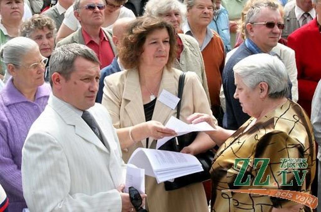 «Pārtraukt genocīdu pret skolotājiem!», «Rokas nost no algām!», «Realitātes šovs - izdzīvo par 128 Ls / mēn.», «Valsts mani apzog» - ar šādiem un līdzīga satura plakātiem ceturtdien pusdienlaikā Hercoga Jēkaba laukumā pulcējās vairāki...