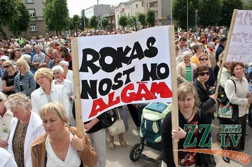«Pārtraukt genocīdu pret skolotājiem!», «Rokas nost no algām!», «Realitātes šovs - izdzīvo par 128 Ls / mēn.», «Valsts mani apzog» - ar šādiem un līdzīga satura plakātiem ceturtdien pusdienlaikā Hercoga Jēkaba laukumā pulcējās vairāki...