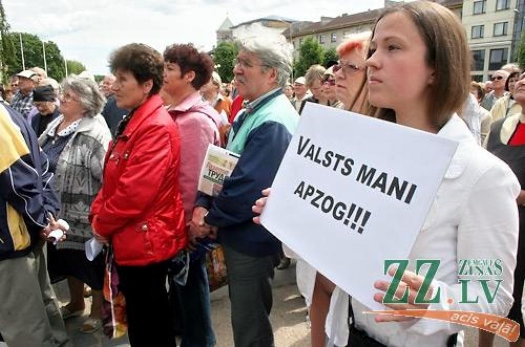 «Pārtraukt genocīdu pret skolotājiem!», «Rokas nost no algām!», «Realitātes šovs - izdzīvo par 128 Ls / mēn.», «Valsts mani apzog» - ar šādiem un līdzīga satura plakātiem ceturtdien pusdienlaikā Hercoga Jēkaba laukumā pulcējās vairāki...