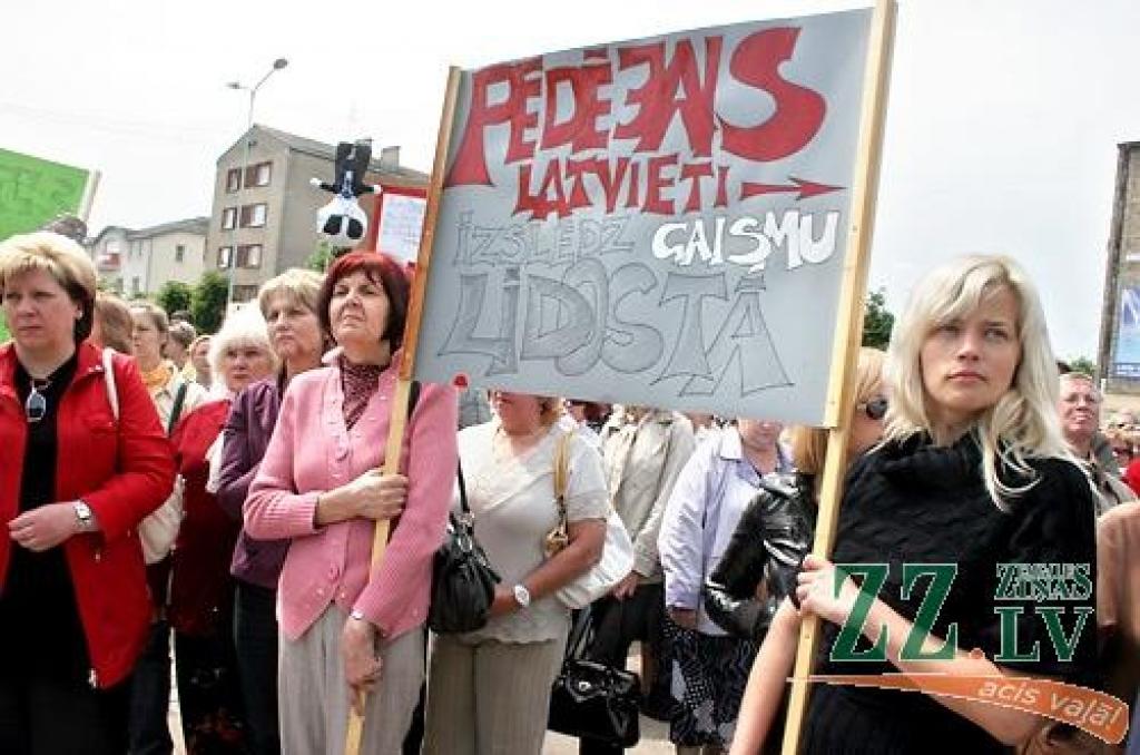 «Pārtraukt genocīdu pret skolotājiem!», «Rokas nost no algām!», «Realitātes šovs - izdzīvo par 128 Ls / mēn.», «Valsts mani apzog» - ar šādiem un līdzīga satura plakātiem ceturtdien pusdienlaikā Hercoga Jēkaba laukumā pulcējās vairāki...