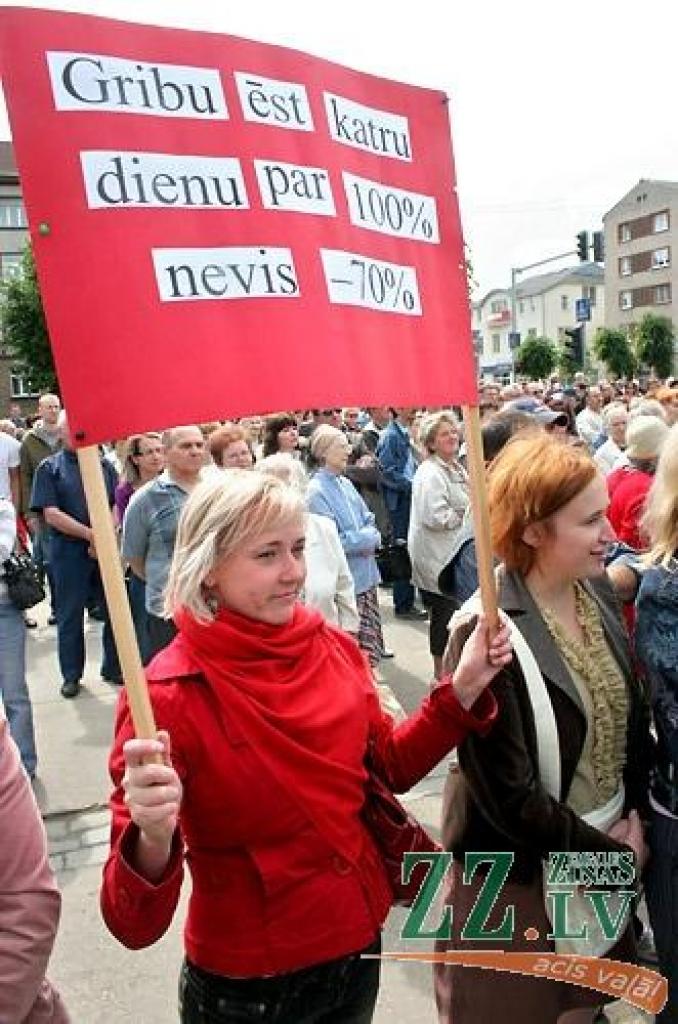 «Pārtraukt genocīdu pret skolotājiem!», «Rokas nost no algām!», «Realitātes šovs - izdzīvo par 128 Ls / mēn.», «Valsts mani apzog» - ar šādiem un līdzīga satura plakātiem ceturtdien pusdienlaikā Hercoga Jēkaba laukumā pulcējās vairāki...