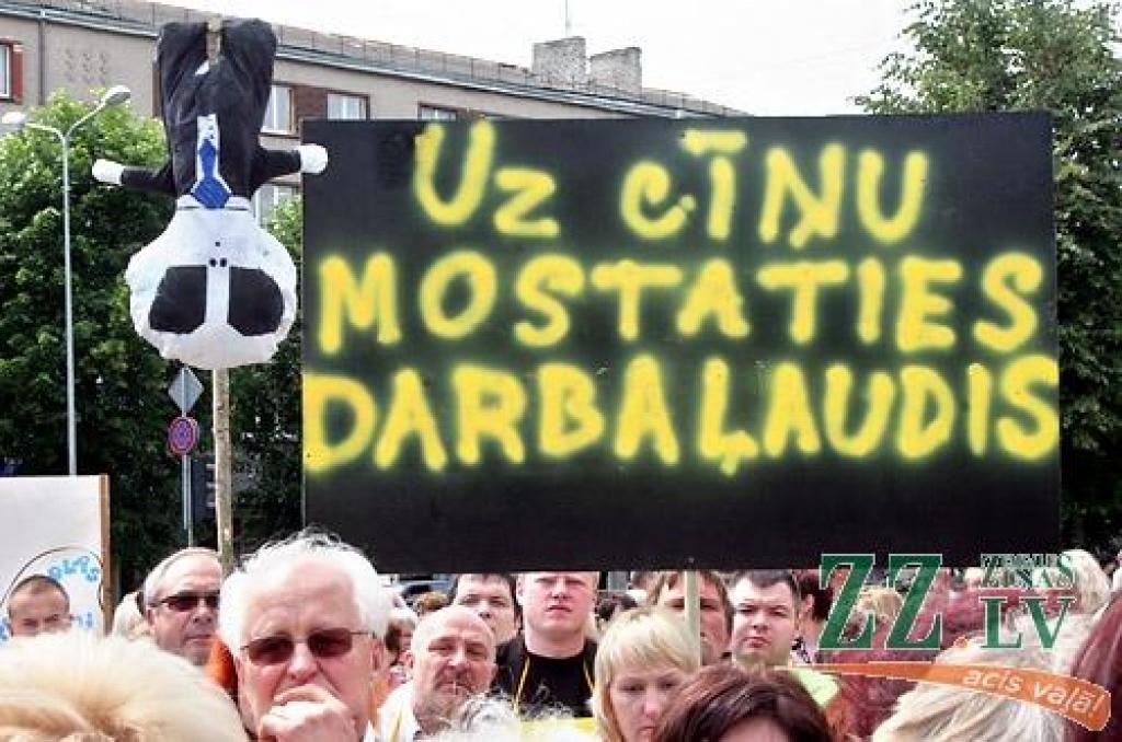 «Pārtraukt genocīdu pret skolotājiem!», «Rokas nost no algām!», «Realitātes šovs - izdzīvo par 128 Ls / mēn.», «Valsts mani apzog» - ar šādiem un līdzīga satura plakātiem ceturtdien pusdienlaikā Hercoga Jēkaba laukumā pulcējās vairāki...