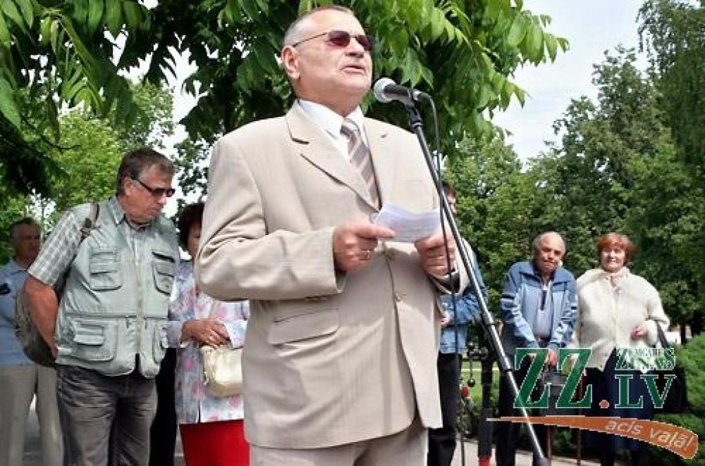 «Pārtraukt genocīdu pret skolotājiem!», «Rokas nost no algām!», «Realitātes šovs - izdzīvo par 128 Ls / mēn.», «Valsts mani apzog» - ar šādiem un līdzīga satura plakātiem ceturtdien pusdienlaikā Hercoga Jēkaba laukumā pulcējās vairāki...